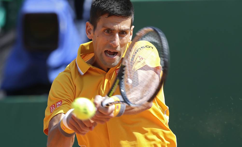Con maglietta gialla ecco Novak Djokovic impegnato nel match di oggi pomeriggio contro lo spagnolo Albert Ramos Vinolas. (Ap)